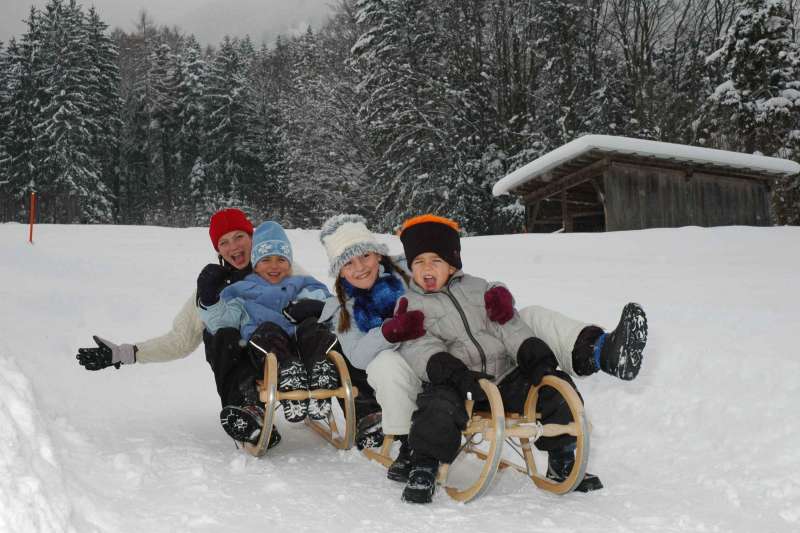 Schlittenfahren Rodeln Familie Schnee